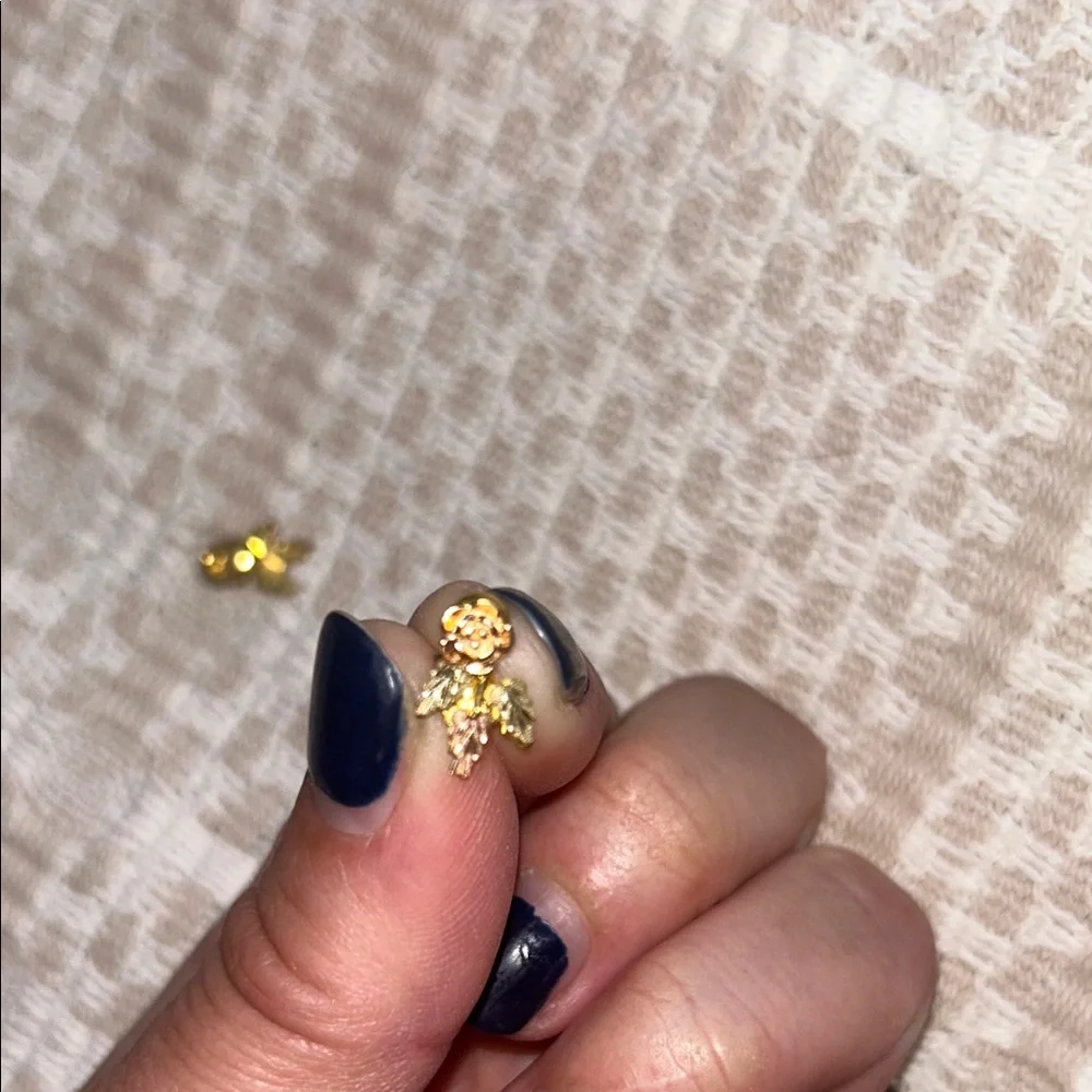 Gold flower Stud Earrings - Picture 2 of 3